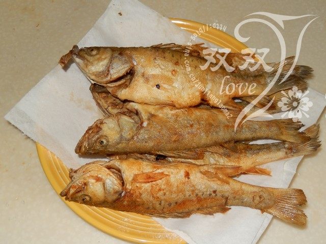 干炸鲈鱼,将炸好的鱼放在厨房纸上,吸干多余的油脂