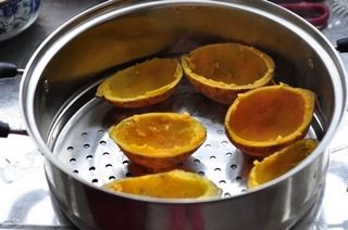 蔓越莓奶酪焗红薯,把红薯瓤挖出来,注意皮不要挖太薄,留点肉