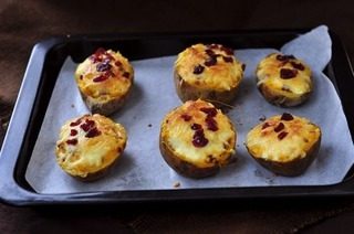 蔓越莓奶酪焗红薯,烤箱预热,190度,中层20-25分钟