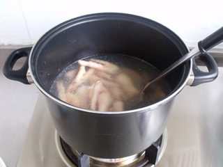 鸡爪烧鹌鹑蛋,烧开水，把<a style='color:red;display:inline-block;' href='/shicai/ 89'>鸡爪</a>焯水，水开加一汤匙白酒，再次煮开捞出过冷水沥干备用
