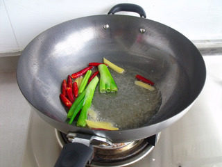 鸡爪烧鹌鹑蛋,锅里放上油，炒香<a style='color:red;display:inline-block;' href='/shicai/ 3250'>葱</a><a style='color:red;display:inline-block;' href='/shicai/ 37'>姜</a><a style='color:red;display:inline-block;' href='/shicai/ 86474'>干辣椒</a>