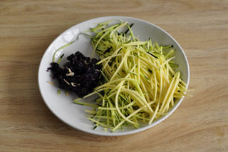 紫菜南瓜疙瘩面,<a style='color:red;display:inline-block;' href='/shicai/ 53'>南瓜</a>切丝，<a style='color:red;display:inline-block;' href='/shicai/ 273'>紫菜</a><a style='color:red;display:inline-block;' href='/shicai/ 288'>虾皮</a>洗净