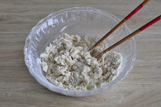 紫菜南瓜疙瘩面,面加水搅拌成面疙瘩