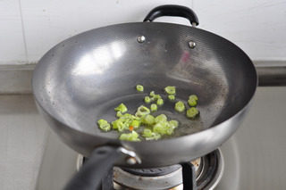 紫菜南瓜疙瘩面,锅里放少许橄榄油，把<a style='color:red;display:inline-block;' href='/shicai/ 3250'>葱</a>花炒香