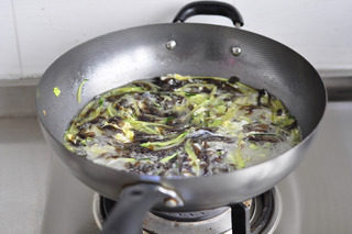 紫菜南瓜疙瘩面,兑入一碗鸡汤，三碗水煮开，调入盐