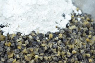 韭菜炒螺蛳头,然后加入一把面粉或淀粉用劲的揉搓