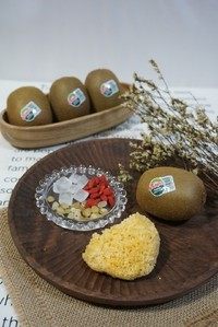 沁心银耳皂角米奇异果羹,准备好食材,此为2—3人分量。