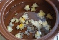 沁心银耳皂角米奇异果羹,皂角米和银耳倒入砂锅,加1L清水,煮沸后转小火煲1—1.5小时。