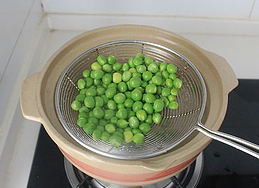 豌豆藕丁炒腊肉,<a style='color:red;display:inline-block;' href='/shicai/ 148'>豌豆</a>剥好冲洗干净，开一锅水，水开后加一点点盐，下<a style='color:red;display:inline-block;' href='/shicai/ 148'>豌豆</a>煮1分钟捞出控水。
