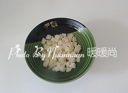 豌豆藕丁炒腊肉,<a style='color:red;display:inline-block;' href='/shicai/ 2662'>藕</a>削皮后切丁,用冷水浸泡防止变色。