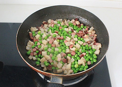 豌豆藕丁炒腊肉,放焯过水的豌豆,酌情调入一点点盐,炒匀。