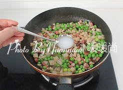 豌豆藕丁炒腊肉,调入由淀粉和水调匀而成的水淀粉,翻炒半分钟后关火即成。