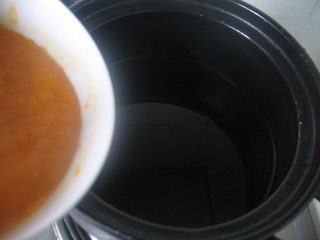 南瓜海鲜羹,<a style='color:red;display:inline-block;' href='/shicai/ 53'>南瓜</a>去皮切片上锅蒸熟压泥。锅中加入适量水，加入<a style='color:red;display:inline-block;' href='/shicai/ 53'>南瓜</a>泥