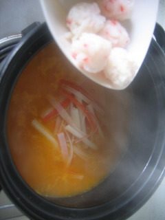 南瓜海鲜羹,下入<a style='color:red;display:inline-block;' href='/shicai/ 302'>虾球</a>、<a style='color:red;display:inline-block;' href='/shicai/ 71959'>蟹味棒</a>
