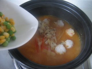 南瓜海鲜羹,倒入<a style='color:red;display:inline-block;' href='/shicai/ 4802'>玉米粒</a>、<a style='color:red;display:inline-block;' href='/shicai/ 456'>青豆</a>