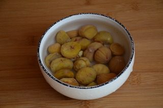红焖栗子鸡,捞出浸在凉水里,比较容易剥壳,剥好的栗子浸凉水里,防止氧化