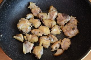 红焖栗子鸡,翻炒至鸡块呈金黄色,盛出
