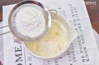 乳酪塔,筛入低粉后用刮刀翻拌,使低粉和黄油融合成团。