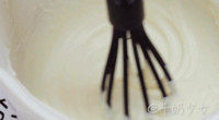 乳酪塔,加入糖粉打发均匀后,加入<a style='color:red;display:inline-block;' href='/shicai/ 512'>玉米淀粉</a>,要做抹茶味的话就换成等量的抹茶粉。