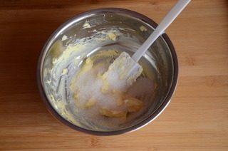 黄金椰丝球,用打蛋器打到颜色变白,稍微膨大后加入细砂糖,搅拌均匀