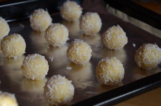 黄金椰丝球,将椰丝球均匀排入烤盘,放入预热好的烤箱,170度,18分钟左右,烤到表面金黄即可