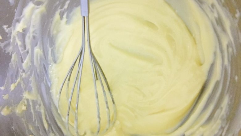 奥利奥乳酪小蛋糕,<a style='color:red;display:inline-block;' href='/shicai/ 15'>蛋黄</a>加糖打散，<a style='color:red;display:inline-block;' href='/shicai/ 884'>奶酪</a>用徽波叮软后，分次加入<a style='color:red;display:inline-block;' href='/shicai/ 15'>蛋黄</a>拌匀，分次加<a style='color:red;display:inline-block;' href='/shicai/ 219'>牛奶</a>分次拌匀