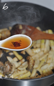 油焖春笋小鲍鱼,加入一汤匙<a style='color:red;display:inline-block;' href='/shicai/ 718'>料酒</a>,大火快炒10秒。