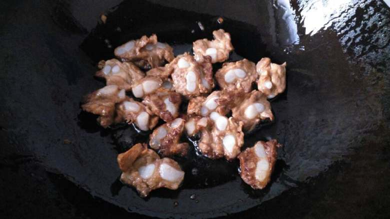 ≈青椒炒脆骨≈,将压好的脆骨,取出,炒锅倒入适量的油,再放一勺糖再放入脆骨,翻炒