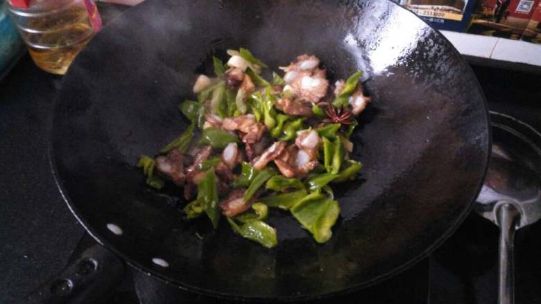 ≈青椒炒脆骨≈,再加入青椒,翻炒