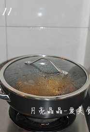 油焖春笋小鲍鱼,锅中煮开后,盖上盖子转中火煮10分钟。