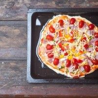 培根披萨,放进预热过的200度的烤箱里面烤20分钟。