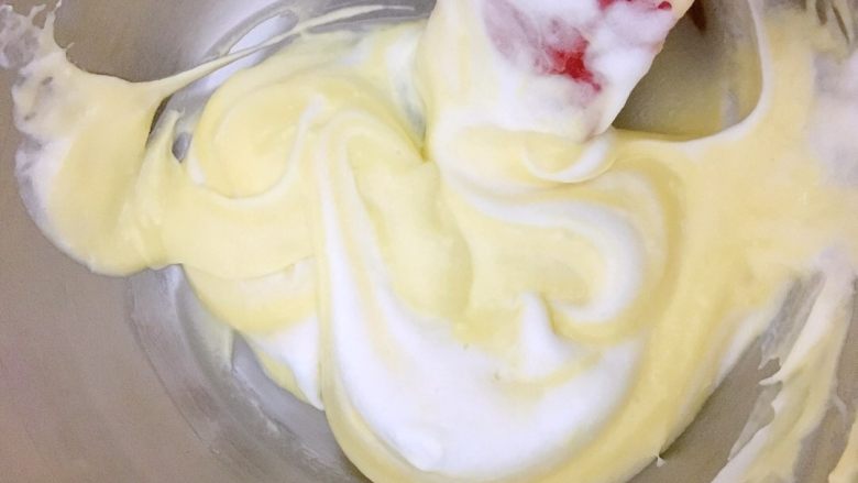 奥利奥乳酪小蛋糕,<a style='color:red;display:inline-block;' href='/shicai/ 1117'>蛋白</a>加柠汁分次力加糖打至湿性发泡，先将一半<a style='color:red;display:inline-block;' href='/shicai/ 1117'>蛋白</a>加到蛋黄中去混合均匀，再将蛋黄加进剩余的<a style='color:red;display:inline-block;' href='/shicai/ 1117'>蛋白</a>中，混合均匀