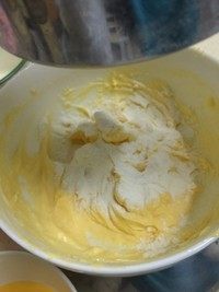 马赛克饼干,分两次筛入低筋面粉,用刮刀翻拌成原味面团。