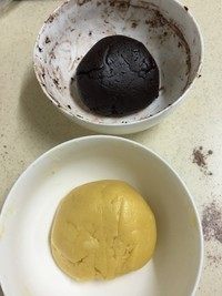 马赛克饼干,巧克力面团步骤同上,只是在最后筛入混合粉。
