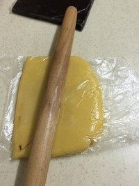 马赛克饼干,将面团装入方形保鲜袋中,隔着保鲜袋擀成1厘米厚的长方形。