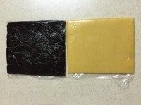 马赛克饼干,巧克力面团相同。将两个面团分别放入冰箱冷冻0.5-1小时,变硬。