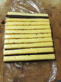 马赛克饼干,切成1厘米厚的条状,共十条。