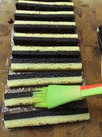 马赛克饼干,每条面团侧面都涂刷蛋液(分量外)。