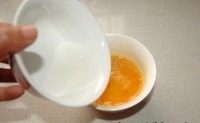 蛋包饭,取少许淀粉加清水淀匀倒入蛋液中,拌匀