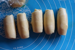 蛋黄酥,继续垂直擀开卷起,松弛30分钟