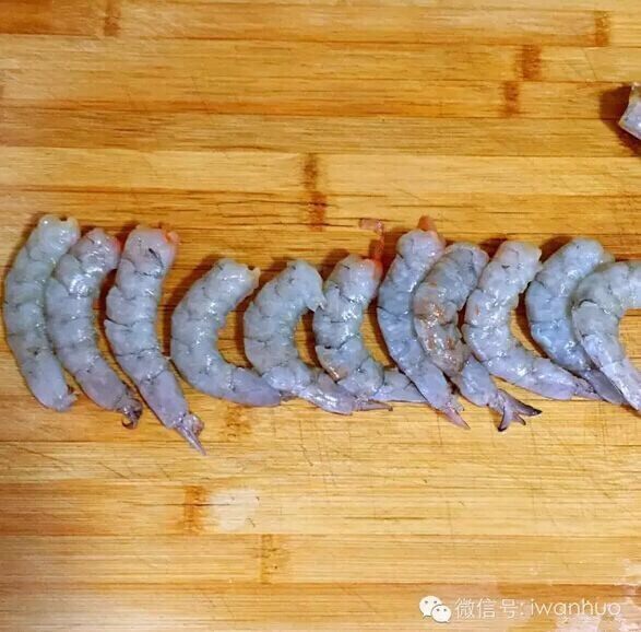 全能豪华大虾酱,去头去皮(虾头不要扔),挑去虾线等脏东西,切大段