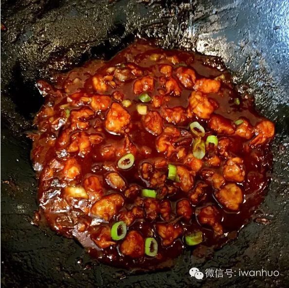 全能豪华大虾酱,始下酱,不管是黄豆酱,都比较咸,不用再放盐,根据虾量选择酱量的多少,可以适当加水稀释,在适量加点糖,虾和酱熬一会后就可以出锅了!
