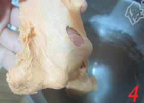 胡萝卜蜂蜜吐司,揉面至扩展阶段,加入完全软化的<a style='color:red;display:inline-block;' href='/shicai/ 887'><a style='color:red;display:inline-block;' href='/shicai/ 887'>黄油</a></a>继续揉。