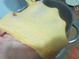 胡萝卜蜂蜜吐司,揉面至完全阶段,可以拉出手套膜时停止揉面,把面团放入盆子里,盖上保鲜膜,在35度左右的环境中进行一次发酵。