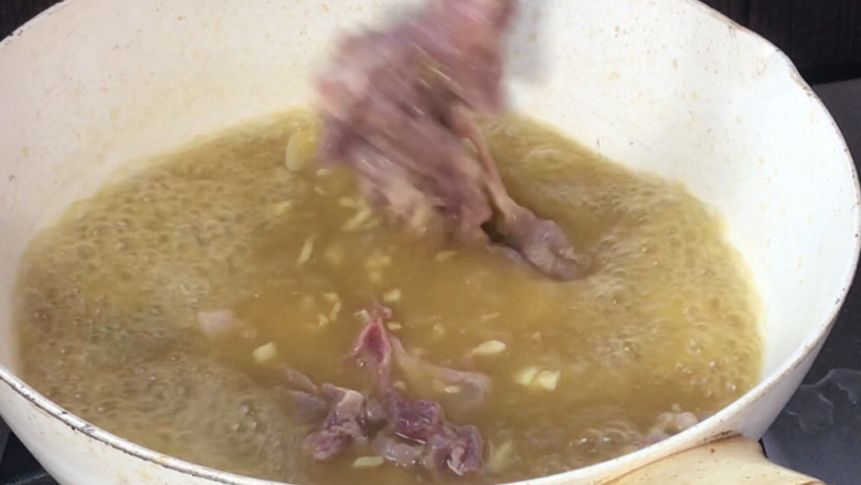 酸汤肉片,再把腌制好的瘦肉放入锅中,拌散开