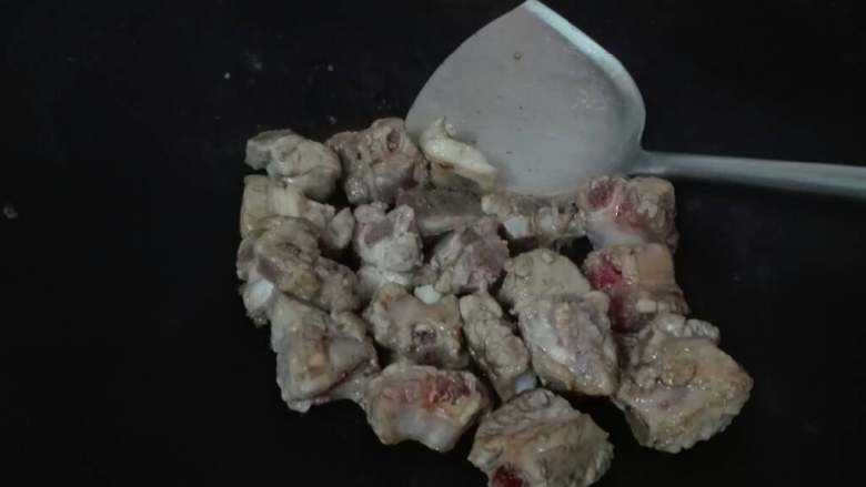 清蒸蒜香排骨,洗干净后  干锅翻炒<a style='color:red;display:inline-block;' href='/shicai/ 434'>排骨</a> 变白色后 中火加生/老抽   盐  （这步也可以省略  只是干炒后肉会收缩  更香）      