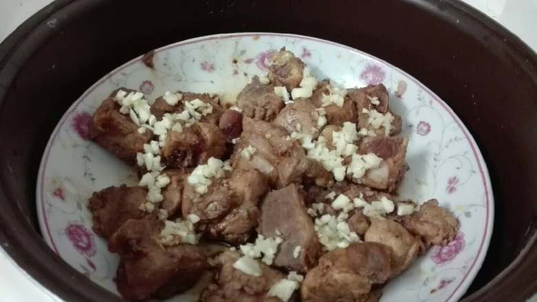 清蒸蒜香排骨, 煮饭的时候洒上蒜蓉直接蒸    不用加水  饭好 排骨也就好了  