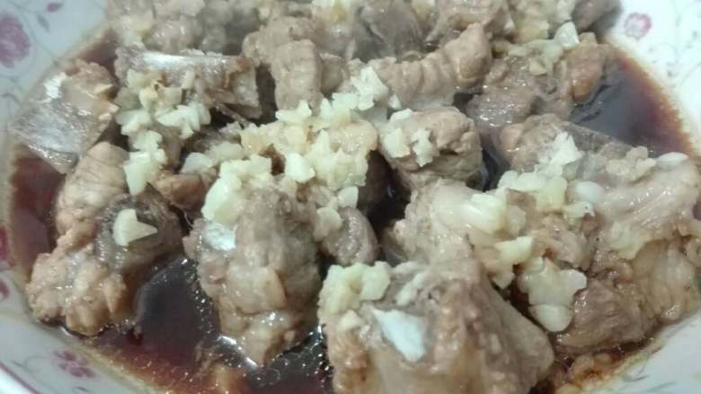 清蒸蒜香排骨,完成  不用放水都这么多汁  刚好烫菜心  可以淋菜心 超香