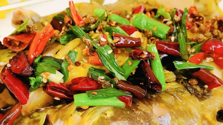 酸菜黄骨鱼,淋在黄骨鱼上,趁热趁热食用
