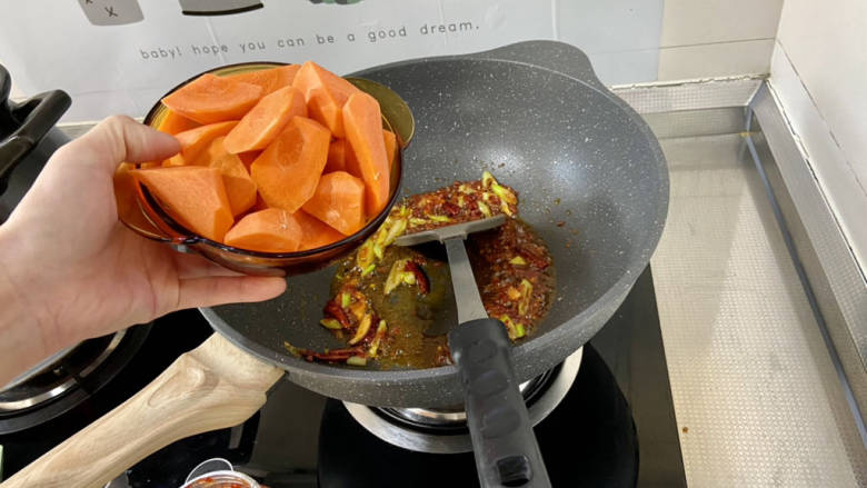 红烧羊肉煲➕胡萝卜煲羊排,加入胡萝卜,中火翻炒均匀